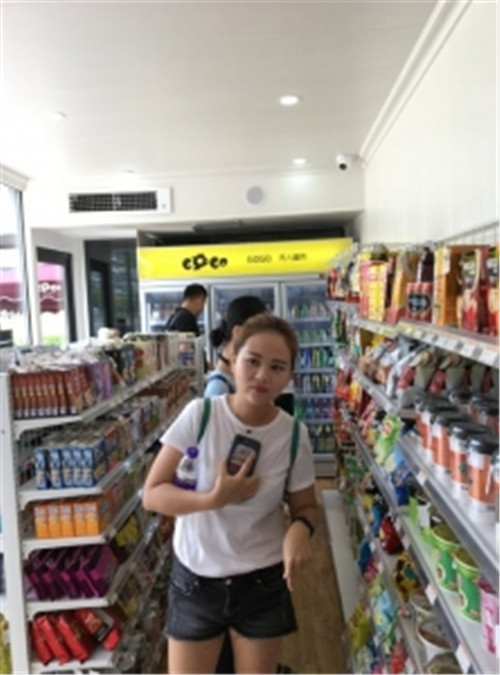 進無人超市購物的多是年輕人 進無人超市購物的多是年輕人