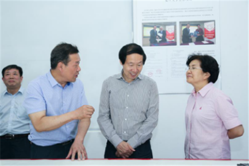 馬維理董事長向劉局長介紹“全國十佳文博技術(shù)產(chǎn)品”-字畫古籍高清拍攝修復(fù)儀 馬維理董事長向劉局長介紹“全國十佳文博技術(shù)產(chǎn)品”-字畫古籍高清拍攝修復(fù)儀