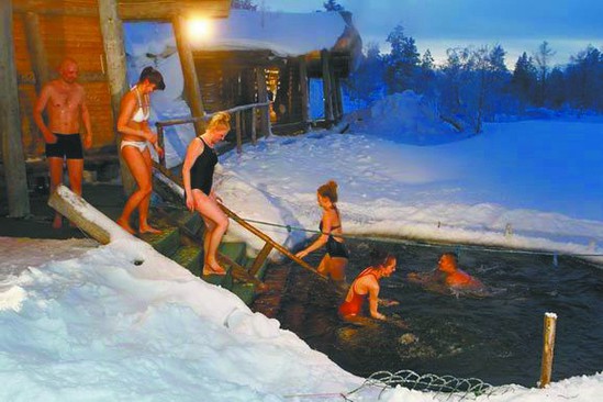 奇葩！芬蘭人蒸完桑拿跳冰湖