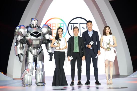 Klasse14腕表首席設計師 Mario Noblie以及超模蔚方卿為王鷗、江疏影頒發(fā)時尚突破藝人獎項