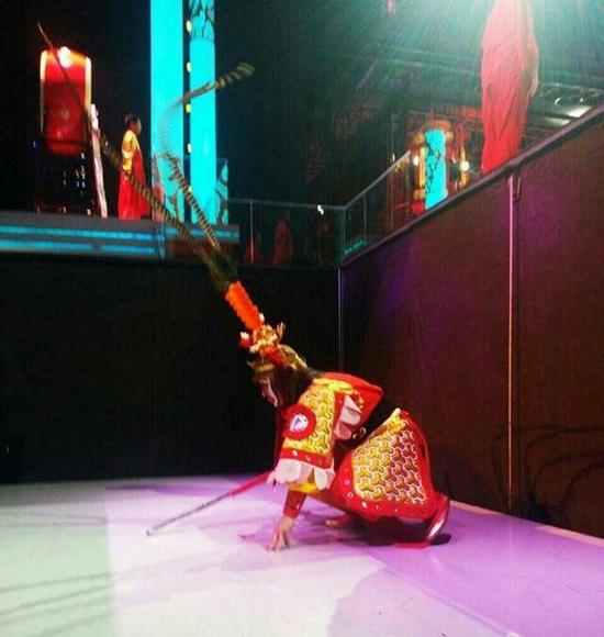 六小齡童北京春晚候場蹲伏臺側(cè)良久 六小齡童北京春晚候場蹲伏臺側(cè)良久