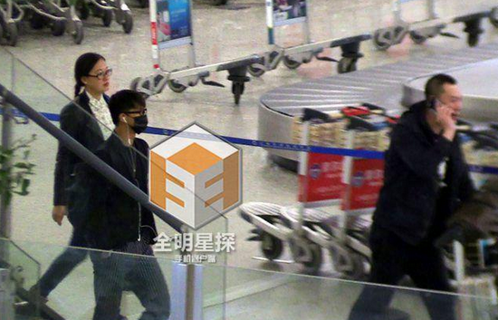 韓庚現(xiàn)身機(jī)場。