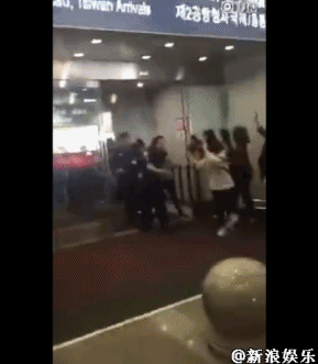 Bigbang權志龍抵達北京 保鏢怒推女粉絲 Bigbang權志龍抵達北京 保鏢怒推女粉絲