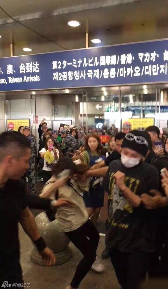 Bigbang權志龍抵達北京 保鏢怒推女粉絲 Bigbang權志龍抵達北京 保鏢怒推女粉絲