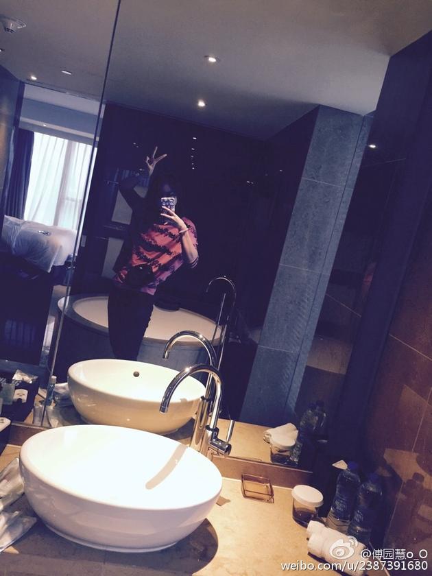 傅園慧浴室搞怪自拍 傅園慧浴室搞怪自拍