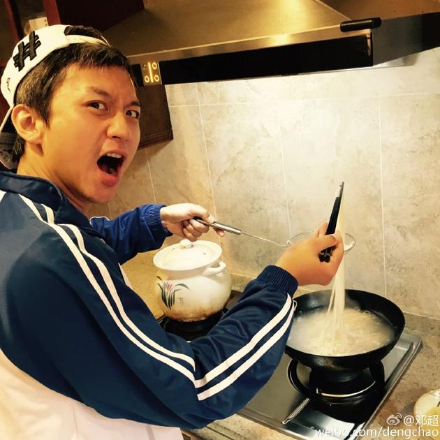 鄧超為媳婦煮長(zhǎng)壽面慶生 鄧超為媳婦煮長(zhǎng)壽面慶生