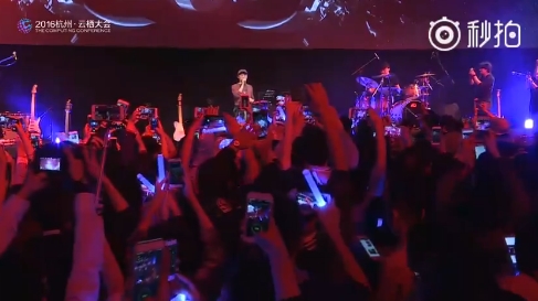 馬云登臺(tái)高歌《光輝歲月》臺(tái)風(fēng)不俗 馬云登臺(tái)高歌《光輝歲月》臺(tái)風(fēng)不俗