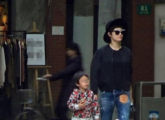 等等正面照曝光。