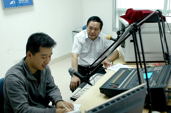 河南省政府安委會(huì)副主任、省安全生產(chǎn)監(jiān)督管理局黨組書記、局長(zhǎng)張國(guó)輝做客《安全河南》直播室