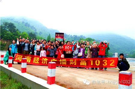 這么美的地方，我們合影留念，看大家多開心！