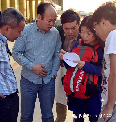 五點五十左右，聽眾們陸陸續(xù)續(xù)到達(dá)鄭州捷和汽車，首先要做的第一件事就是找我們的工作人員要車標(biāo)