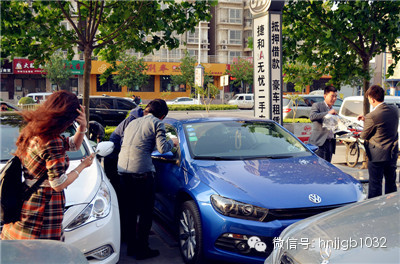 當(dāng)然，小編認(rèn)為最高境界是這位美女，這張照片應(yīng)該取名為論美女的自我修養(yǎng)。