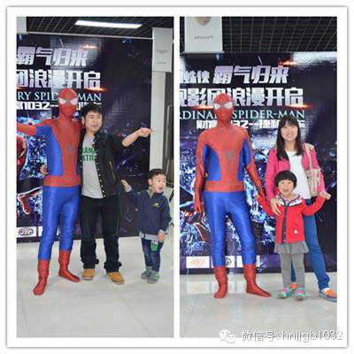 貼完車標(biāo)回到大廳，一位蜘蛛俠模樣的男子瞬間吸引大家的眼球