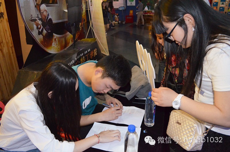 看，我們的工作人員正在組織簽到哦！