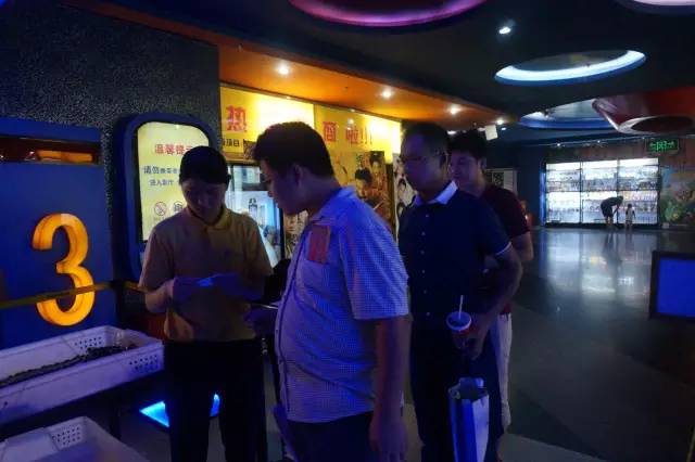 電影馬上開(kāi)始，排隊(duì)入場(chǎng)嘍