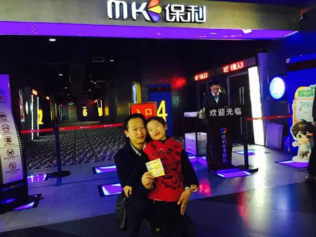 再來看兩個萌娃，表情都好有戲！