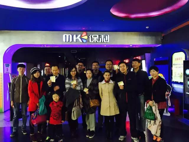 來張“全家?！?，人齊了，我們準備進場嘍