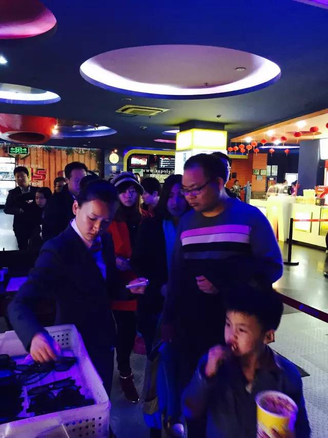 小朋友吃的好香啊！爆米花和電影真是絕配喲