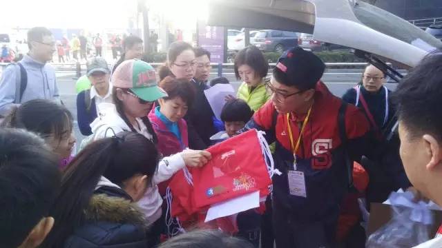 8:30準時集合，現(xiàn)場工作人員給大家分發(fā)參賽證和參賽衣服。