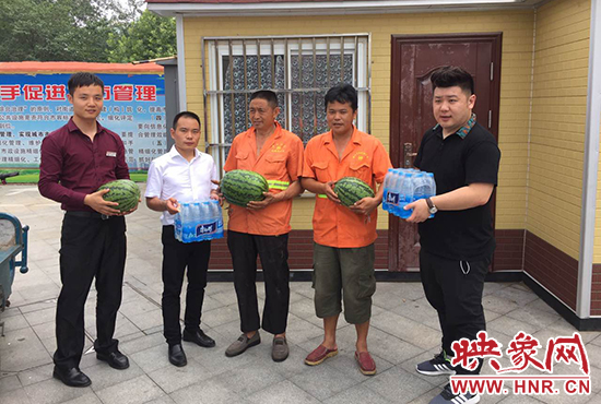 經(jīng)濟廣播工作人員和愛心企業(yè)給正在忙碌的環(huán)衛(wèi)工人、交警和協(xié)警等送去了一萬六千多斤西瓜和近百提礦泉水。
