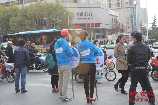 河南交通廣播的主持人們引導(dǎo)行人過(guò)馬路 河南交通廣播的主持人們引導(dǎo)行人過(guò)馬路