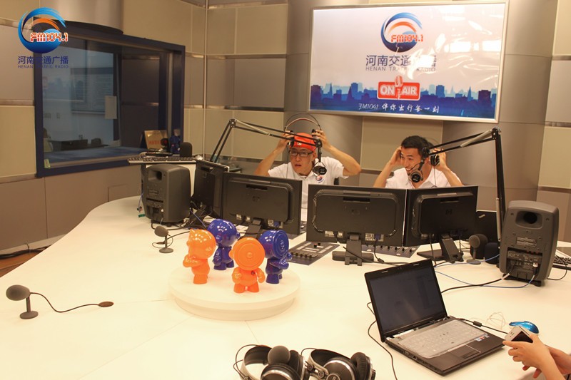 李憲和張弛怎么這么開心！又不是你們倆中獎(jiǎng)了！