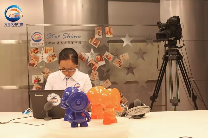 還是抽獎(jiǎng)的姑娘比較認(rèn)真！為保證抽獎(jiǎng)的公平公正，映象網(wǎng)進(jìn)行了全程視頻直播。