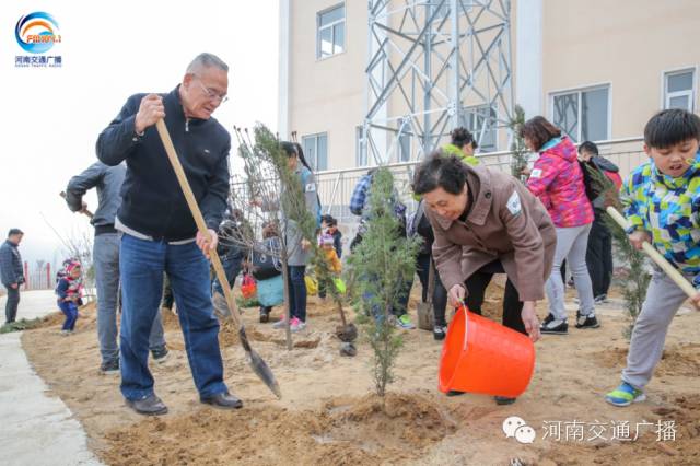 恩愛的老人一起種下一棵小樹苗，健健康康白頭偕老~