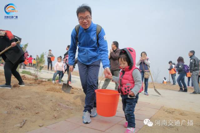 爸比爸比，你會種小樹嗎？我來教你吧~