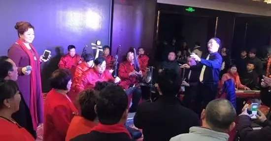 現(xiàn)場的樂隊老師也是咱的戲迷朋友，為了周迪的見面會今天累也開心