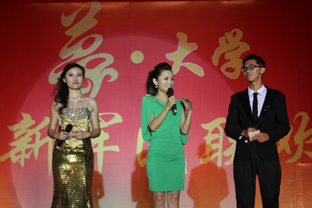 教育廣播女主播葉子現(xiàn)身晚會，與學生同臺主持