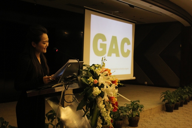 發(fā)布會(huì)開(kāi)始，教育廣播女主播子楊現(xiàn)場(chǎng)主持