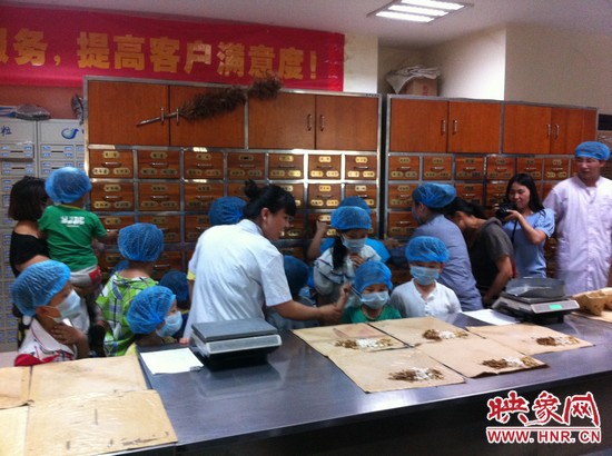 咦，藥房里的叔叔阿姨他們從小抽屜里拿出的藥又是什么？這些中藥放在一起有什么功效呢？