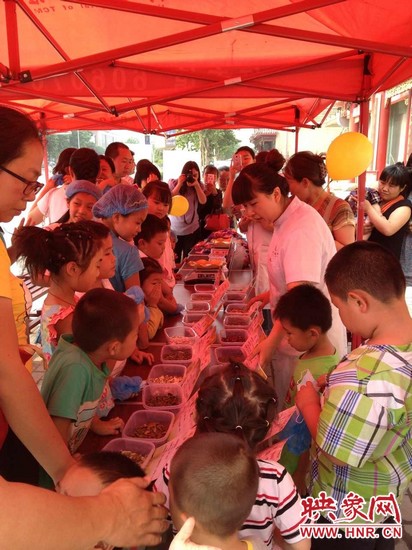 為了不影響中藥房里藥劑師正常工作，我們把孩子們?cè)谡J(rèn)中藥和裝香囊的兩個(gè)環(huán)節(jié)搬到了室外