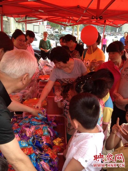 中醫(yī)館裝備了防蚊蟲、預(yù)防手足口等四個(gè)藥方，并把這些藥磨成粗粉，每個(gè)孩子把不同藥方粉裝如香囊?guī)Щ丶? complete=