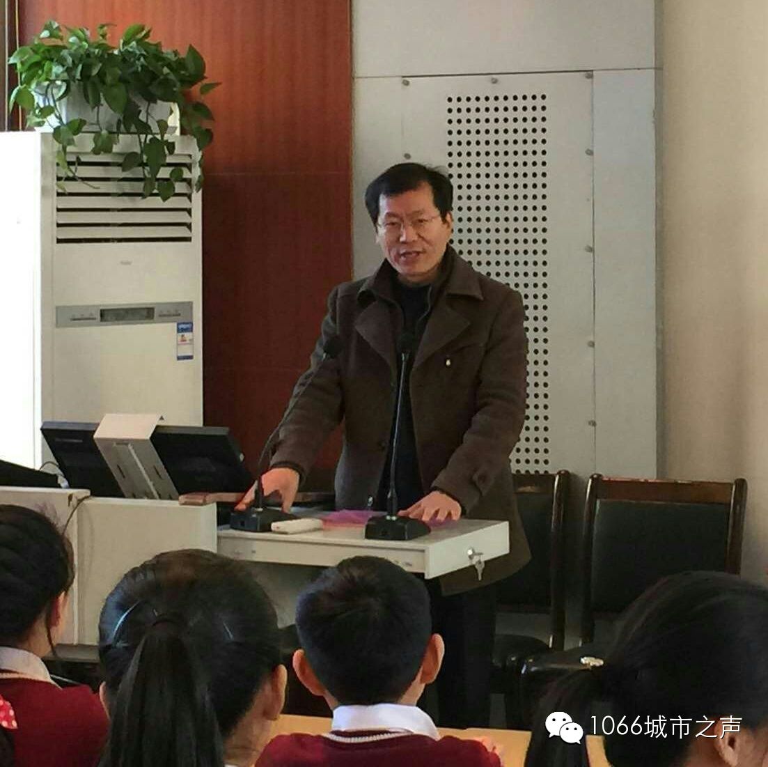 雙方領(lǐng)導(dǎo)講話，同學(xué)們聽得都好認(rèn)真?。? complete=