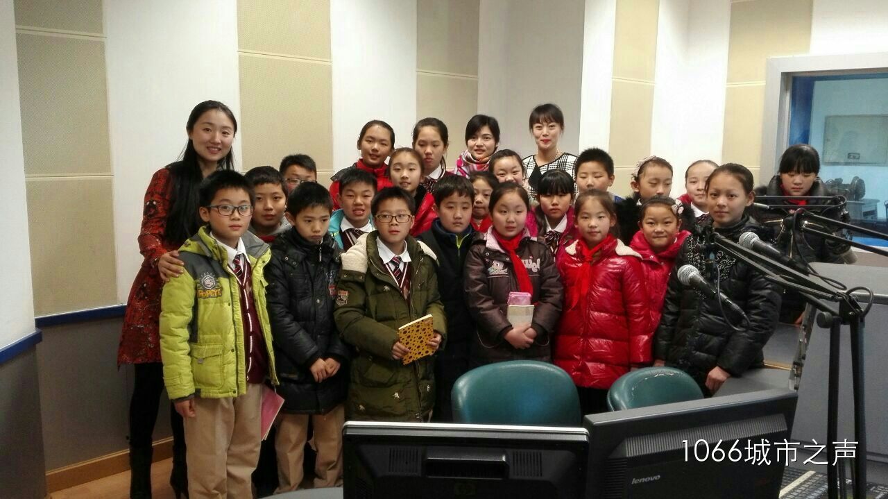 跟電臺(tái)的主持人和老師們的大合影！真是難忘的一天?。? complete=