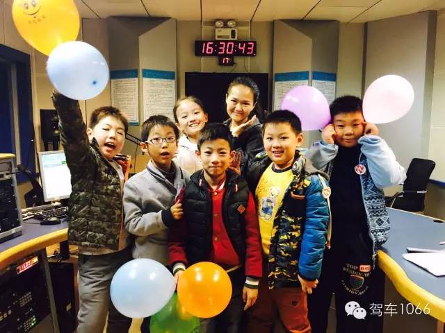 我們不光要成為銀行家，還要當主持人！跟著子楊姐姐參觀河南電臺直播間！