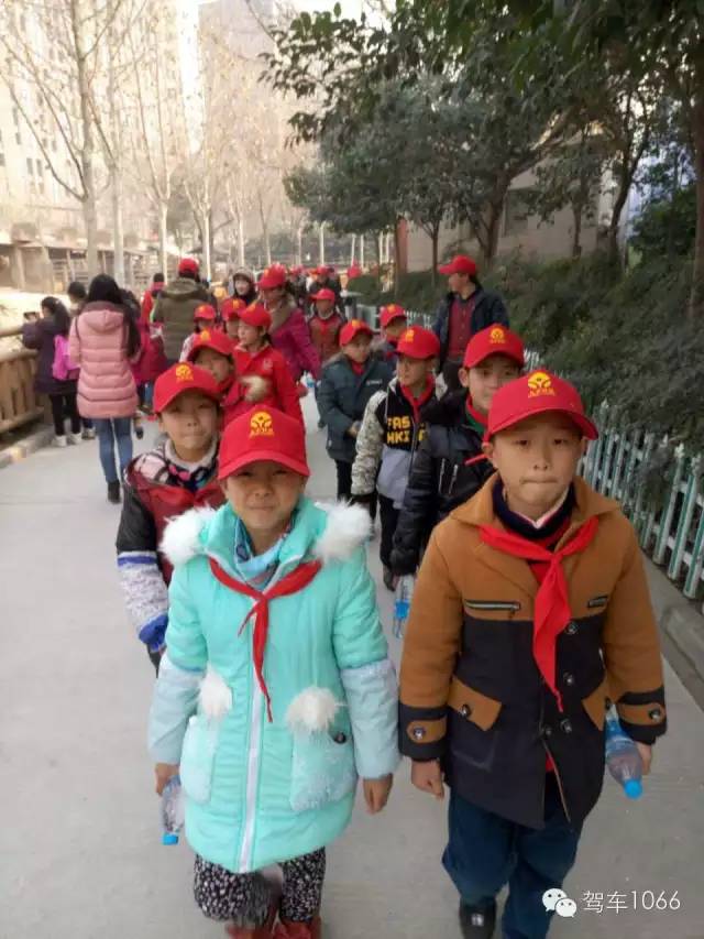 脖子上戴著紅領(lǐng)巾，頭上頂著小紅帽，排著整齊的隊(duì)伍——出發(fā)！