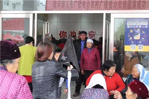 現(xiàn)場真是的人山人海，只能用太火爆三個字形容了！