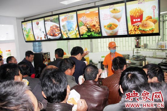 科技會員們在考察一個快餐店的加盟項目 科技會員們在考察一個快餐店的加盟項目