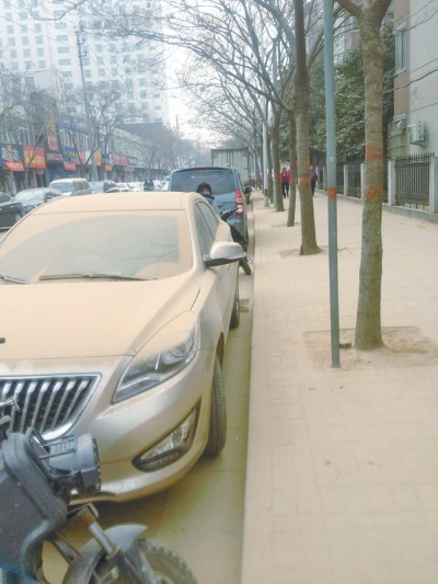 馬路灰頭土臉，停在路邊的車也蒙塵。