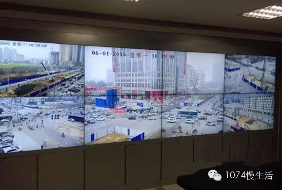 通過監(jiān)控人員操控“電子眼”調(diào)整焦距，可以看到整個(gè)工地全景