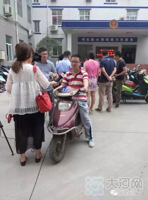 領(lǐng)回電動(dòng)車的市民 領(lǐng)回電動(dòng)車的市民