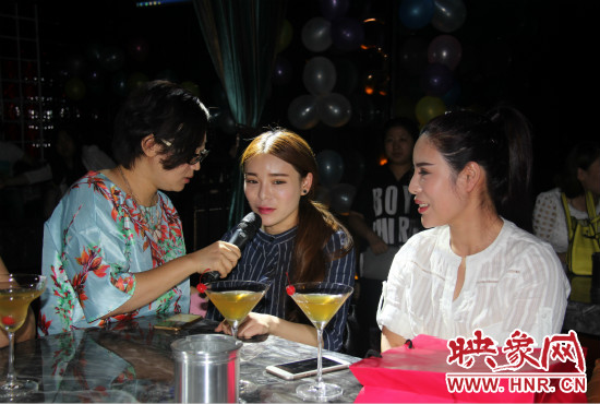 在活動(dòng)現(xiàn)場還有一對(duì)姐妹一起來到相親