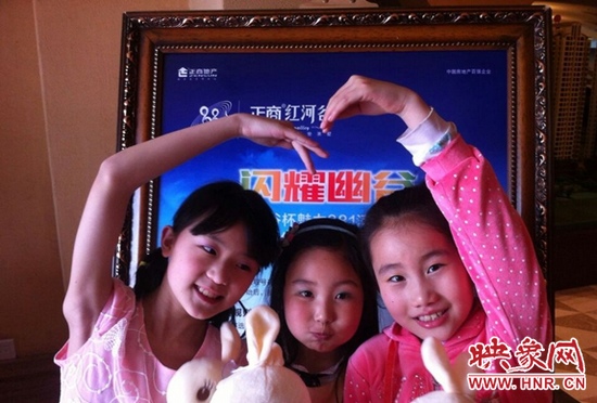 我們和兔寶寶一起賣個(gè)萌，比比誰更可愛