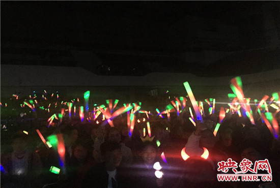 當(dāng)晚現(xiàn)場約2500個(gè)座位全場爆滿，還有全國各地歌迷會(huì)趕來的歌迷們。