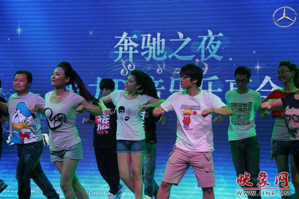 熱情洋溢的開場舞，DJ們?nèi)硇耐度? complete=