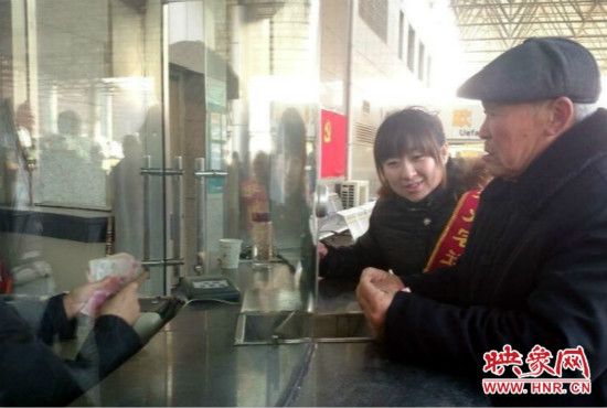 在陳思蕊的積極幫助下，老人順利的買到了發(fā)往合肥的5張車票。