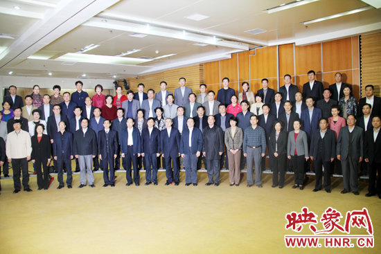 中國(guó)工會(huì)十六大河南代表團(tuán)啟程赴京參會(huì)\參會(huì)代表和與會(huì)領(lǐng)導(dǎo)合影留念 中國(guó)工會(huì)十六大河南代表團(tuán)啟程赴京參會(huì)\參會(huì)代表和與會(huì)領(lǐng)導(dǎo)合影留念